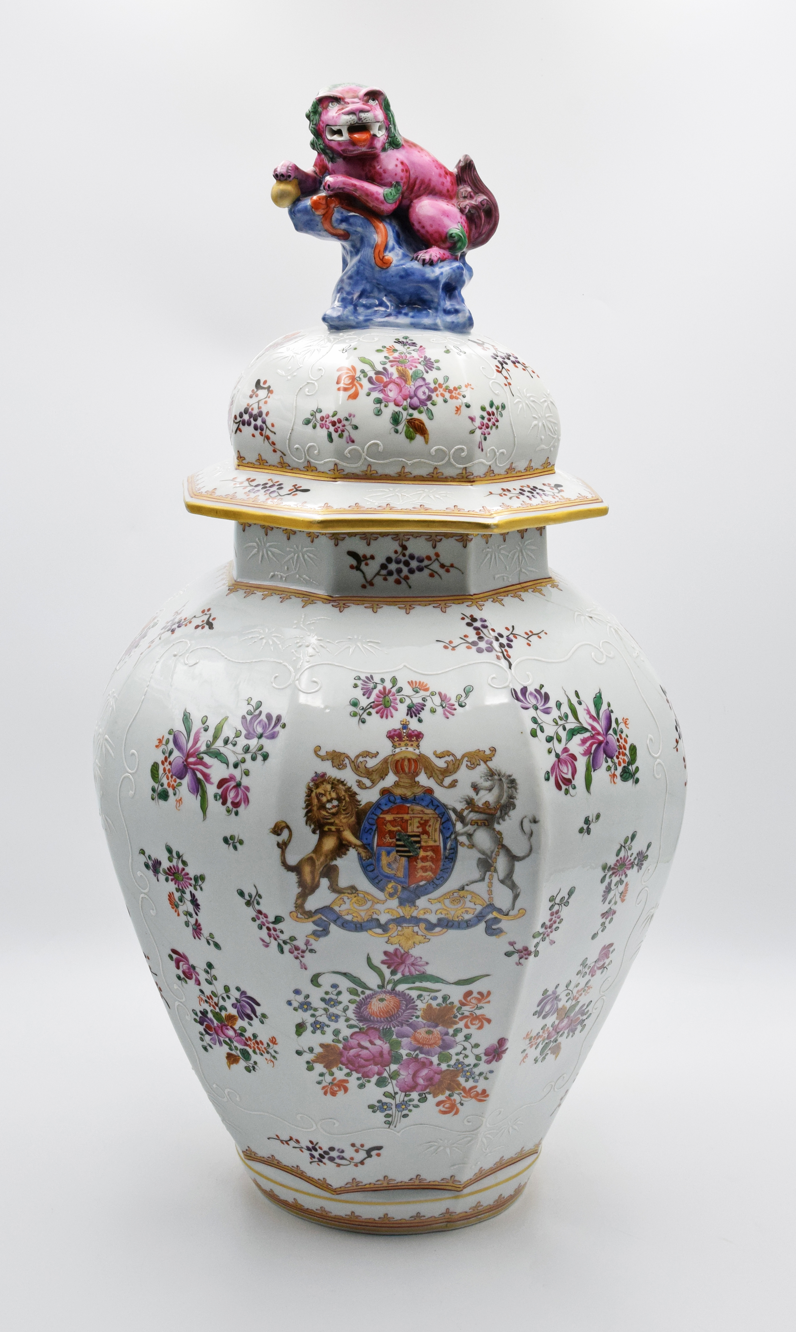 Wazon z pokrywą, z herbem Wielkiej Brytanii, z dekoracją emaliową i kwiatową w typie chińskiej porcelany eksportowej