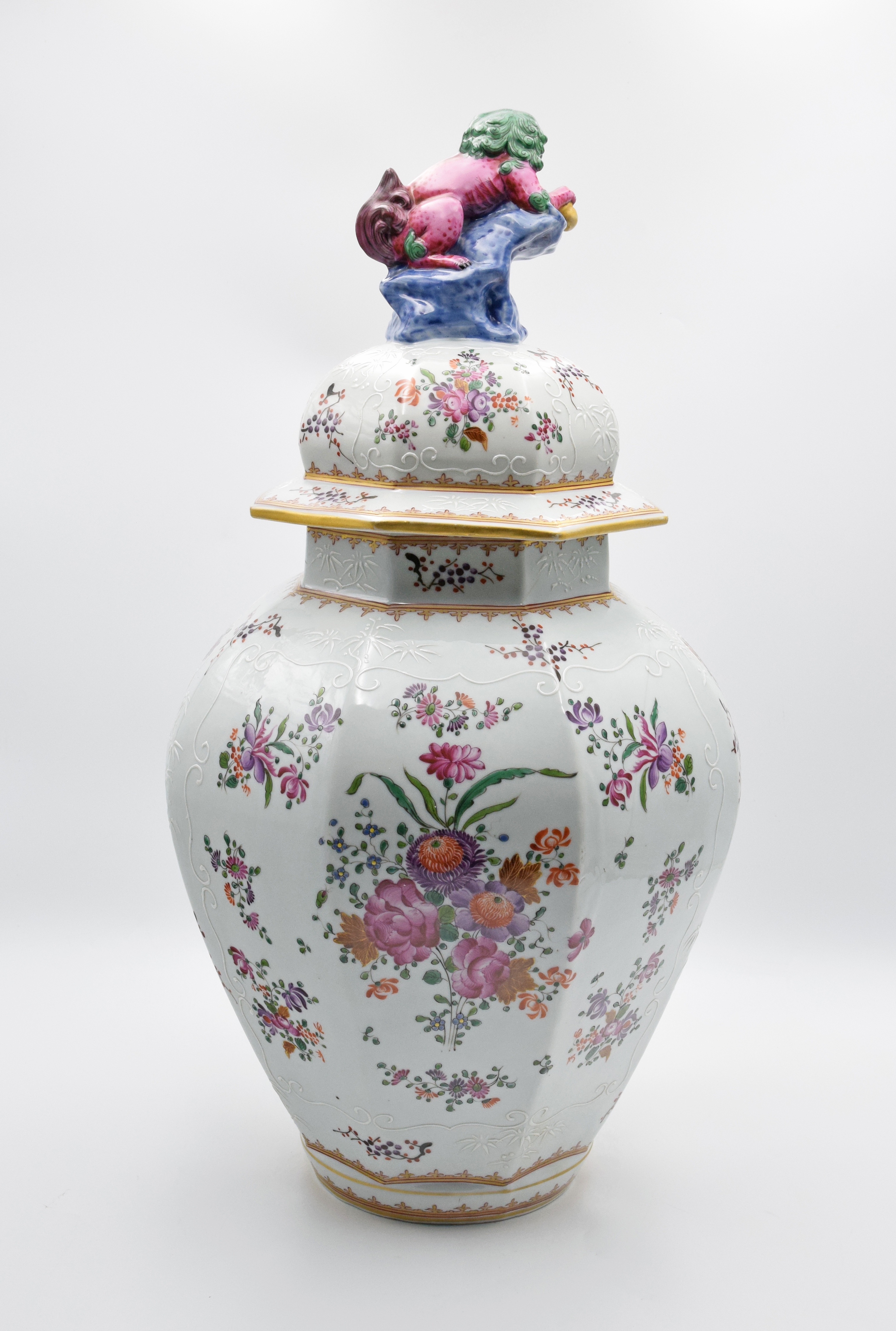 Wazon z pokrywą, z herbem Wielkiej Brytanii, z dekoracją emaliową i kwiatową w typie chińskiej porcelany eksportowej