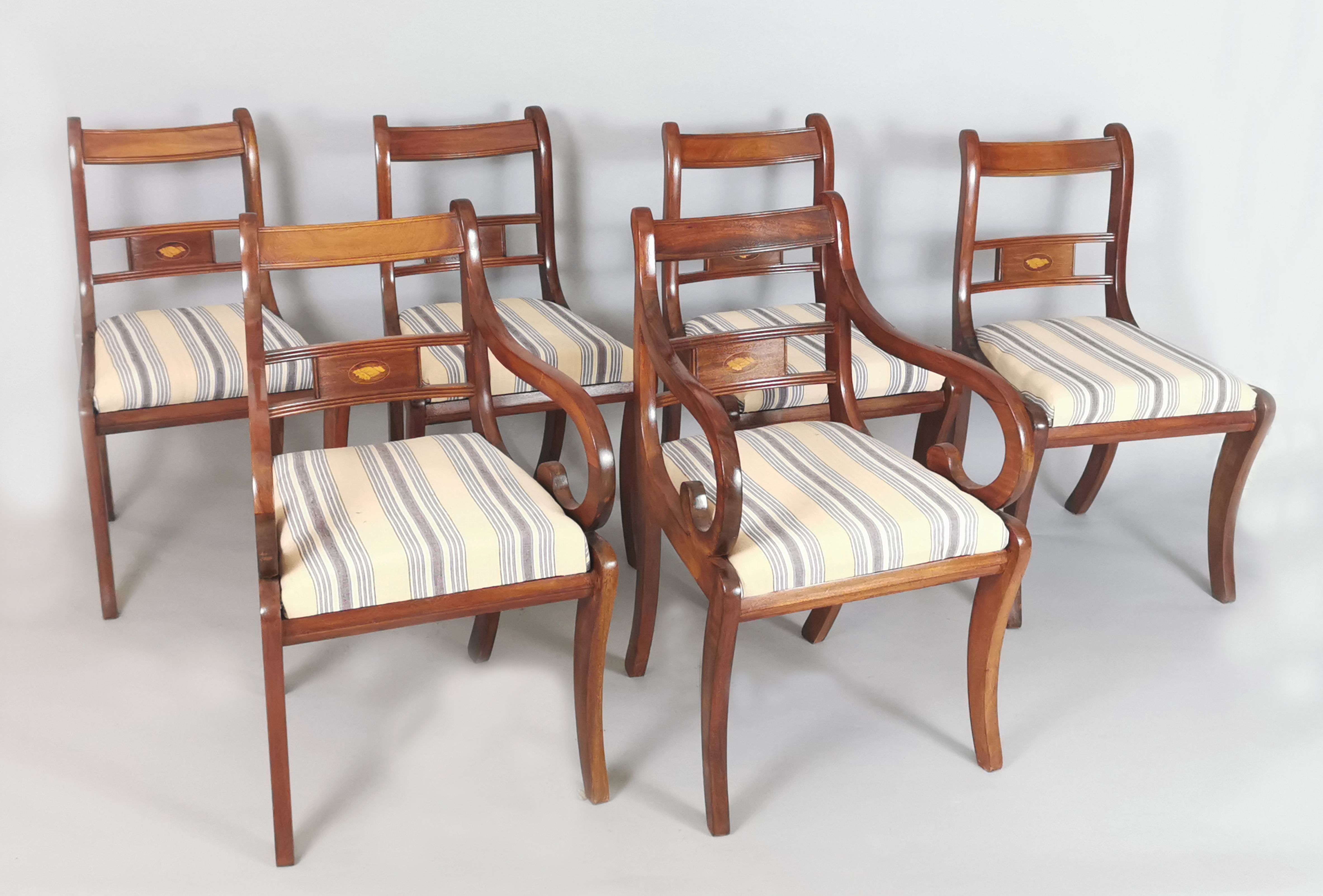 Komplet siedzisk w stylu biedermeier złożony z 2 foteli i 4 krzeseł