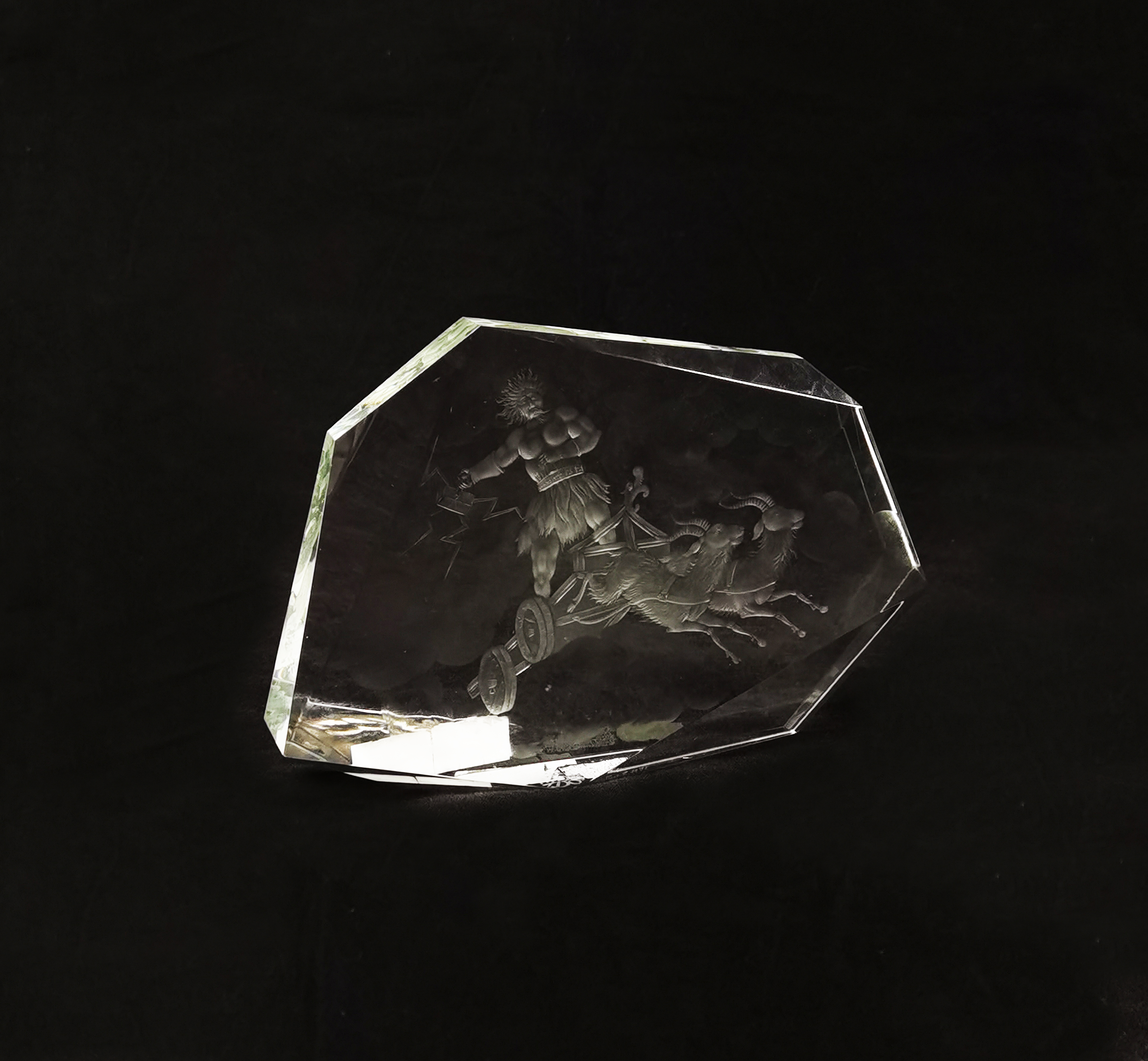 Przycisk szklany ze sceną mitologiczną: „Zeus na rydwanie”