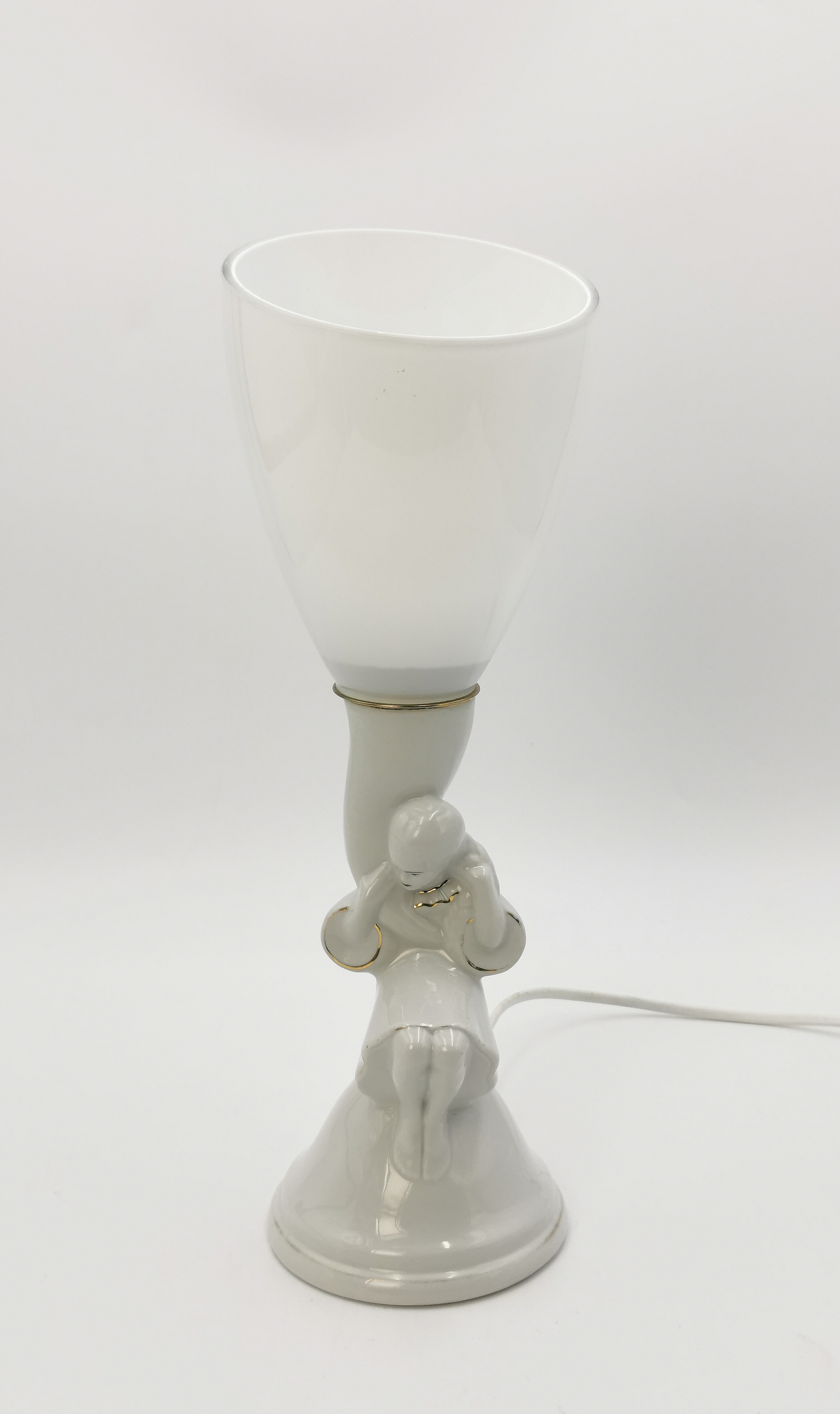 Lampka porcelanowa z siedzącą dziewczynką
