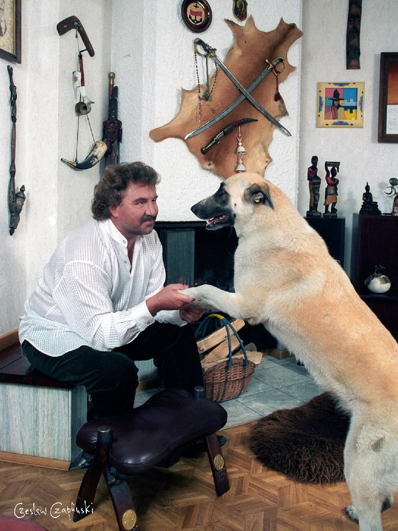 Krzysztof Krawczyk z ukochanym psem,1999