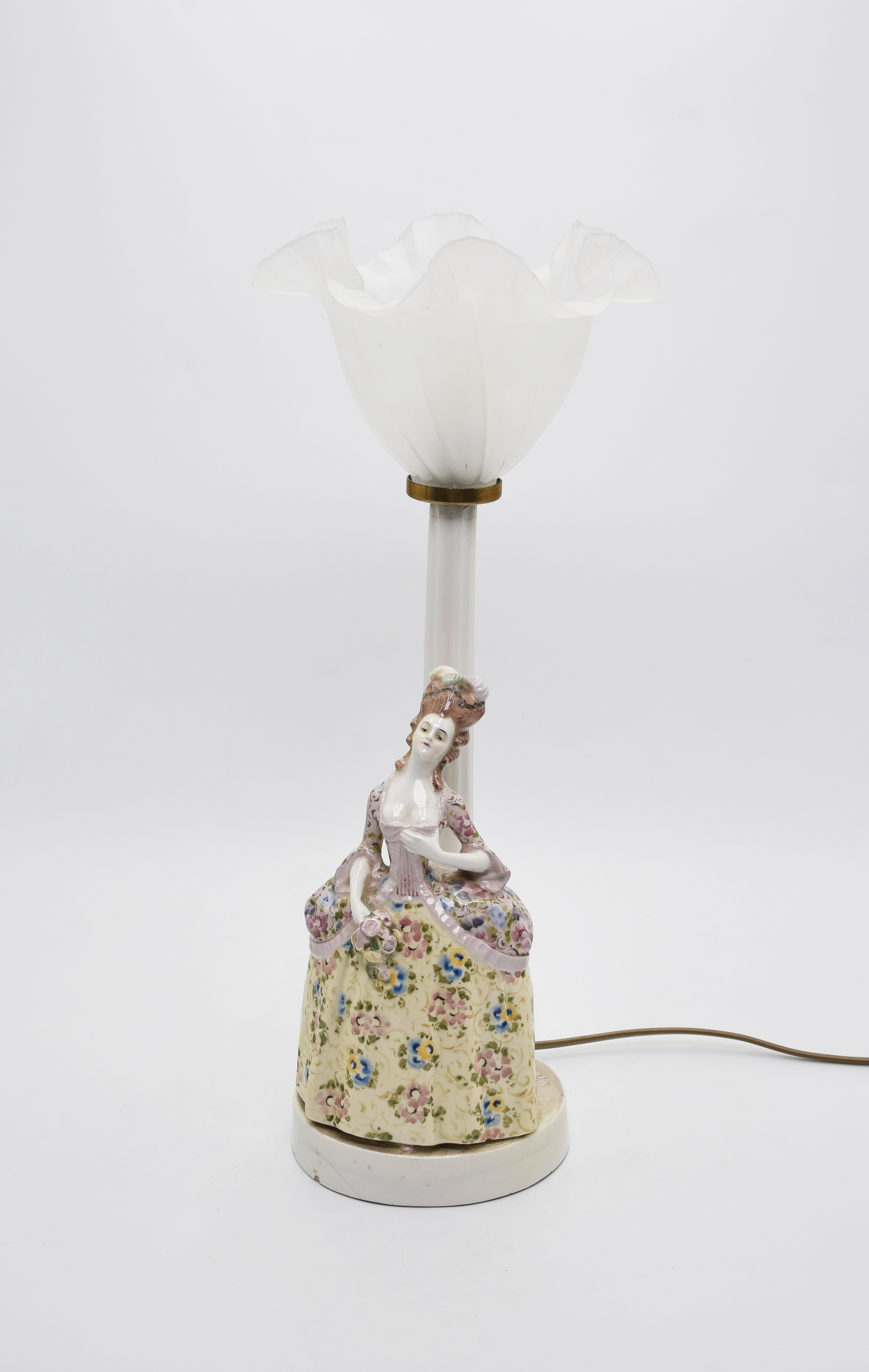 Lampa - dama w krynolinie, z bukietem róż, ze szklanym kloszem