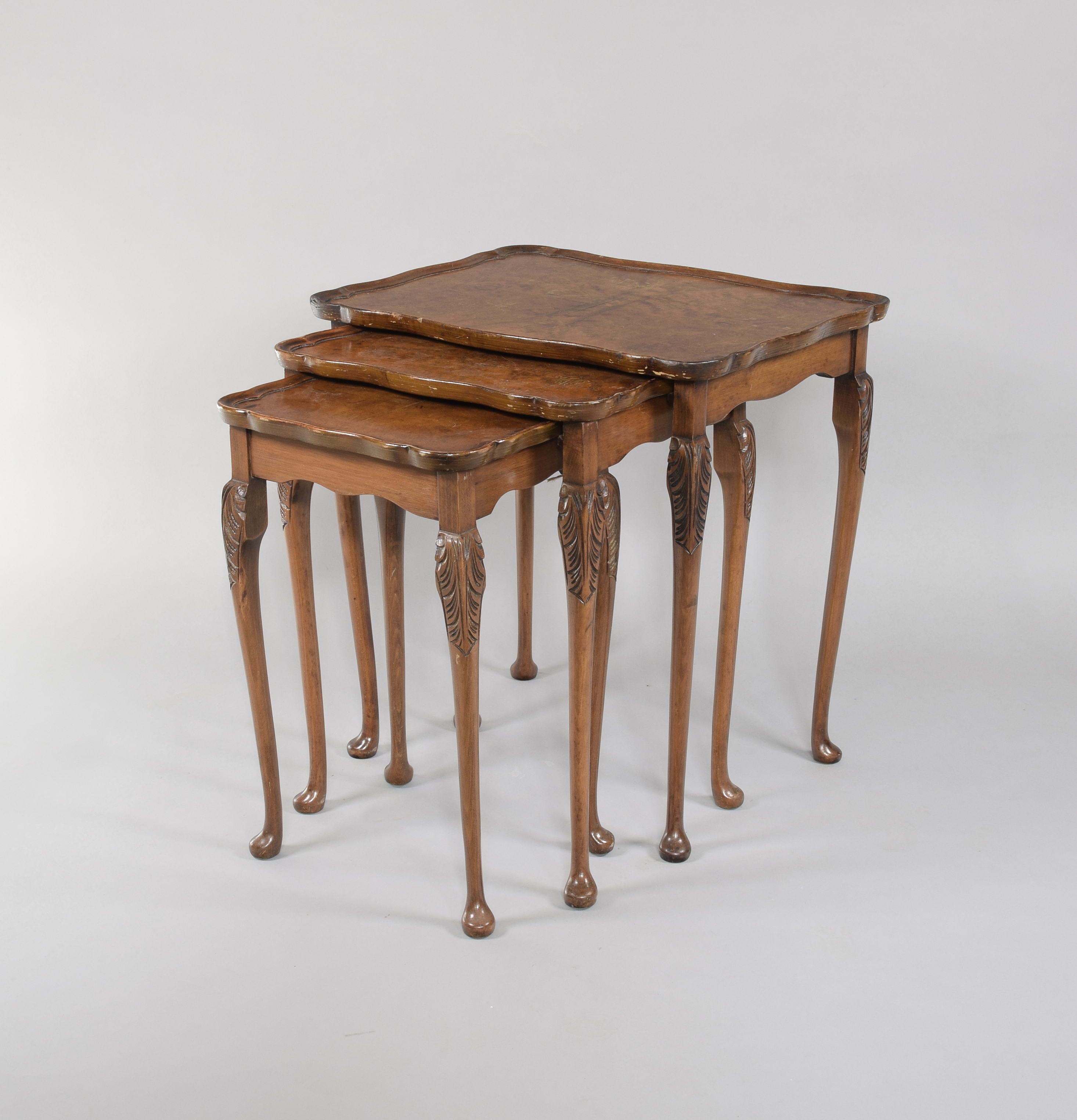 Trzy stoliki pomocnicze, tzw. stolik w stolik w stylu mebli Thomasa Chippendale Trzy stoliki pomocnicze, tzw. stolik w stolik w stylu mebli Thomasa Chippendale